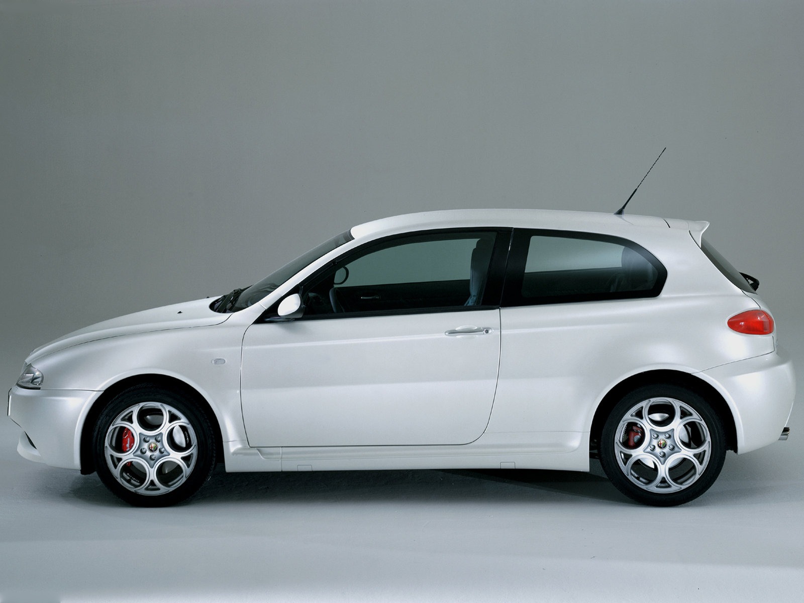 Alfa Romeo 147 GTA (2002) – boční profil