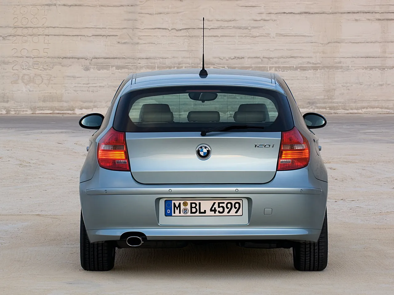 BMW 1-Series 3-door (2008) – zezadu