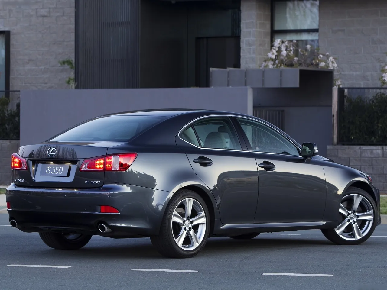 Lexus IS 350 (2011) – zadní tříčtvrteční pohled