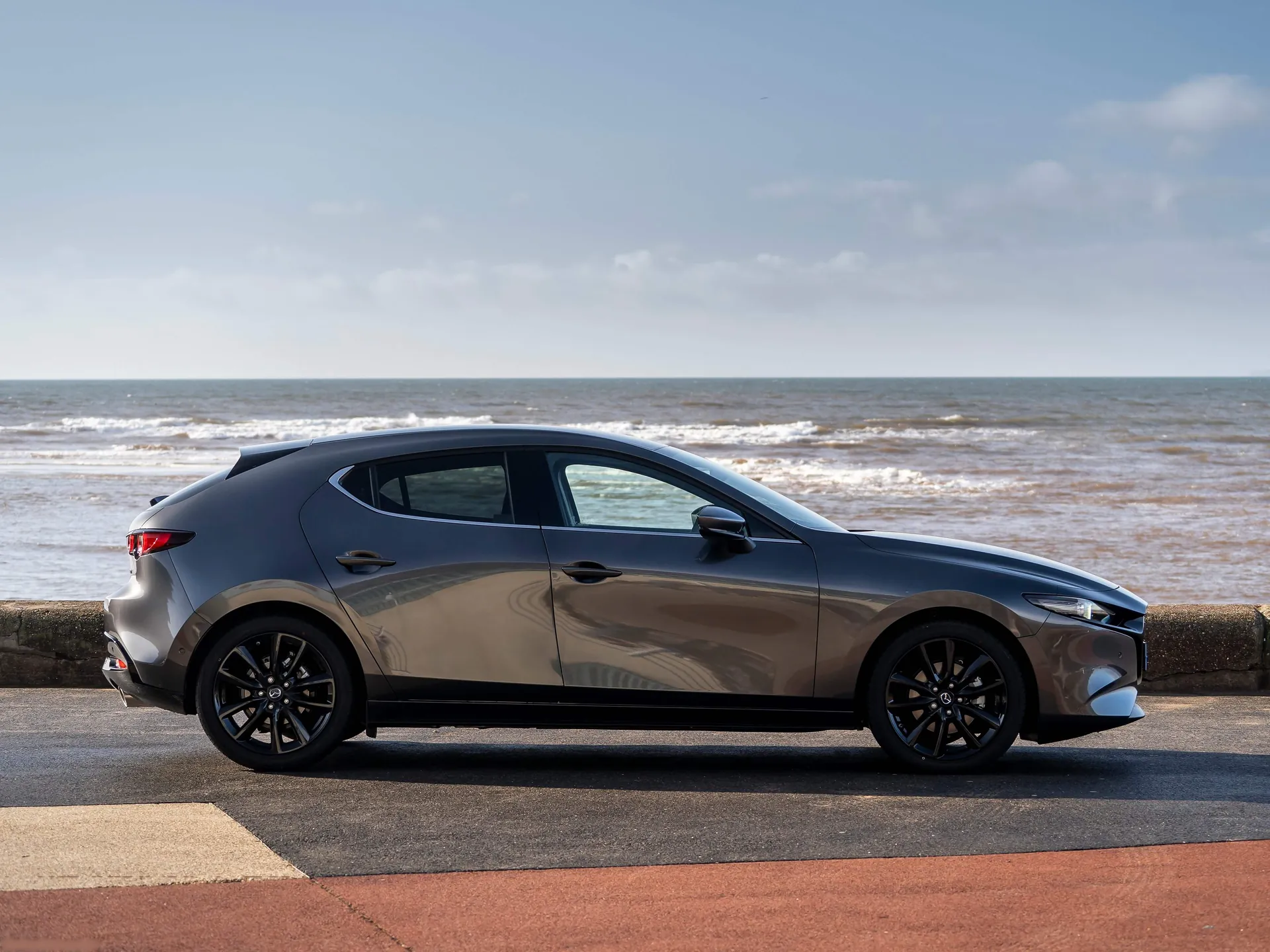 Mazda 3 [UK] (2019) – boční profil