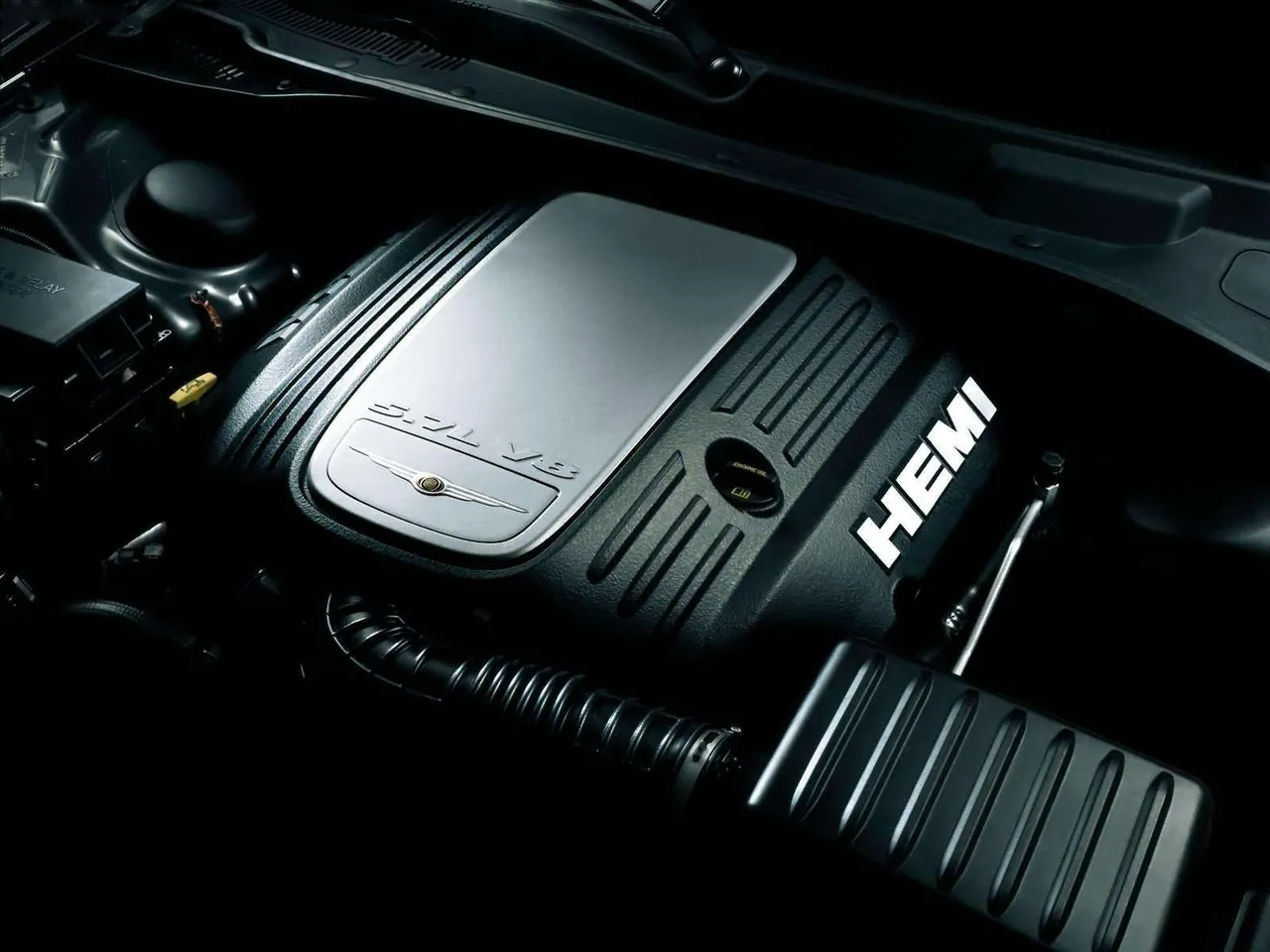 Chrysler 300 (2005) – motorový prostor