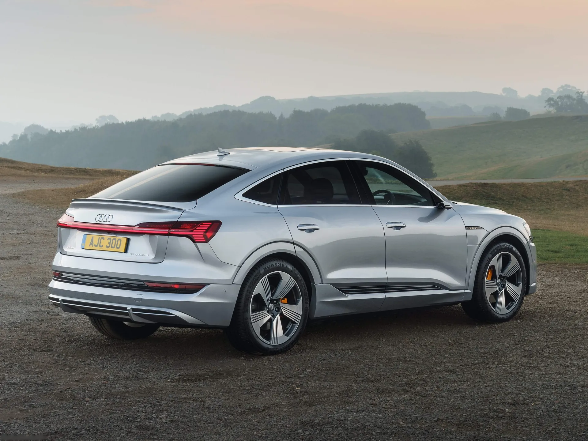 Audi e-tron Sportback [UK] (2021) – zadní tříčtvrteční pohled