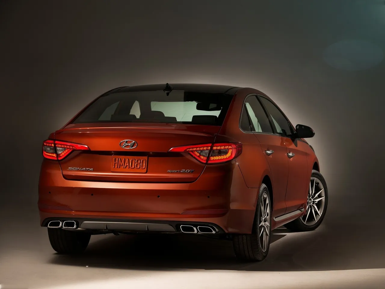 Hyundai Sonata (2015) – zadní tříčtvrteční pohled