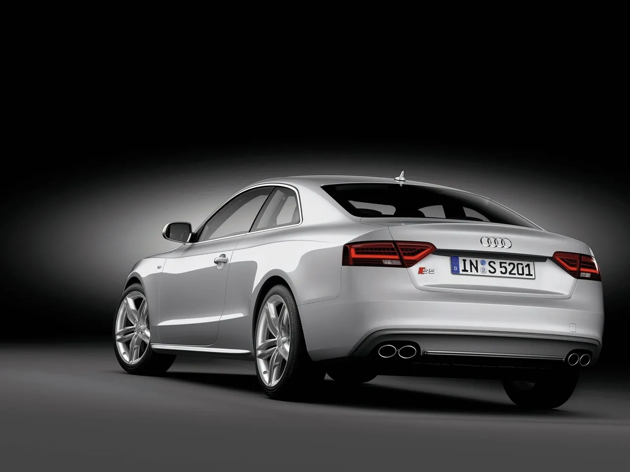 Audi S5 (2012) – zadní tříčtvrteční pohled