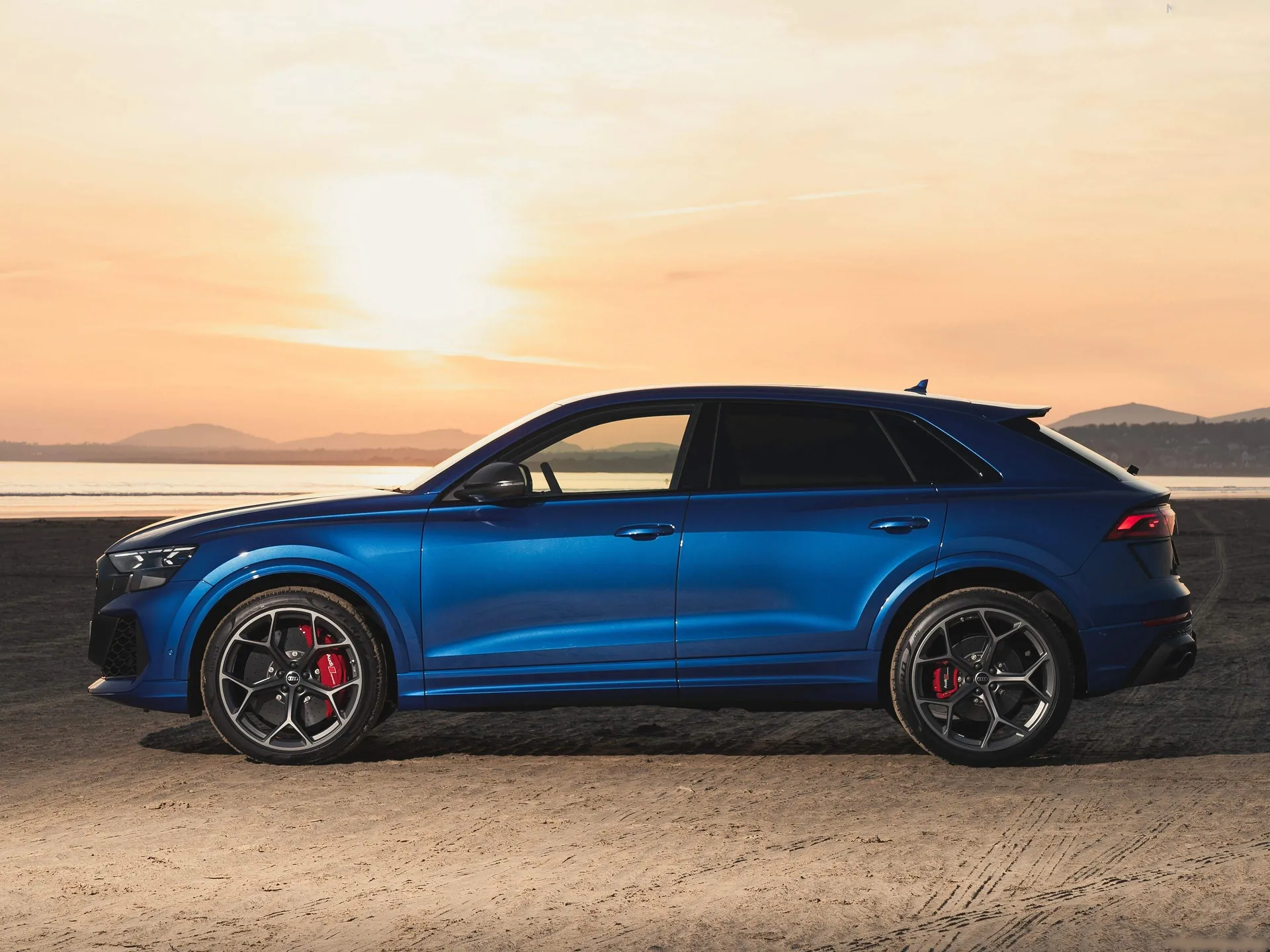 Audi RS Q8 performance [UK] (2025) – boční profil