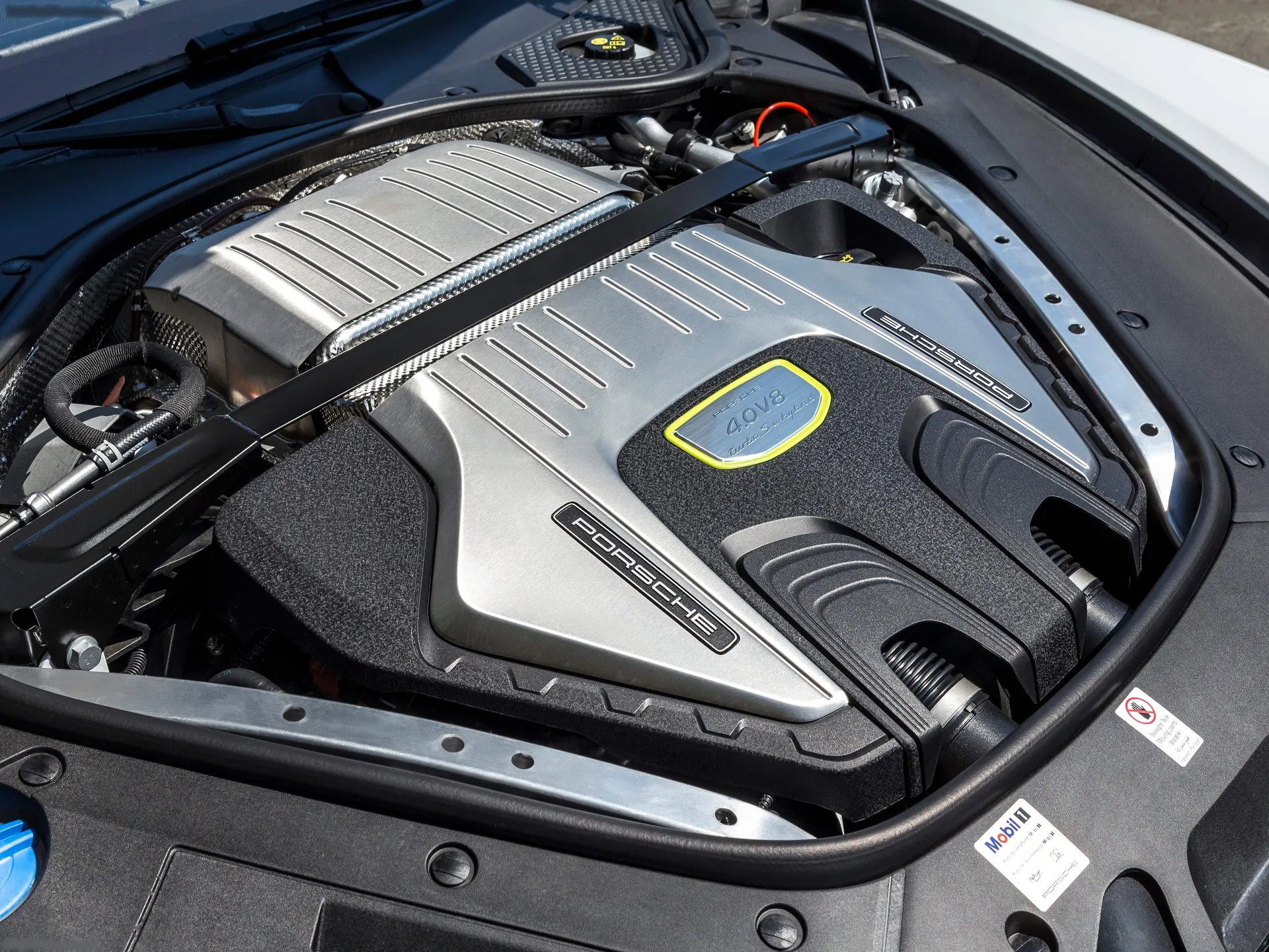 Porsche Panamera Turbo S E-Hybrid (2018) – motorový prostor