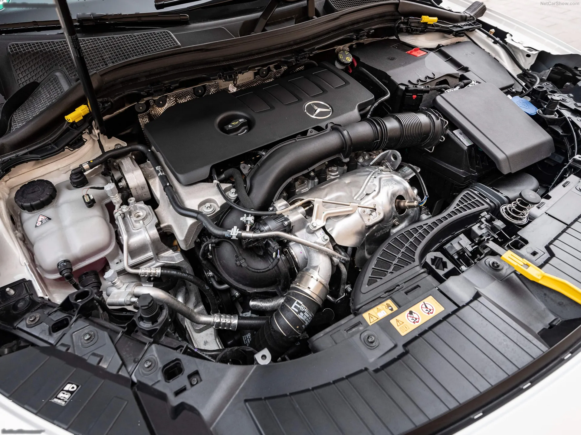 Mercedes-Benz GLA (2021) – motorový prostor