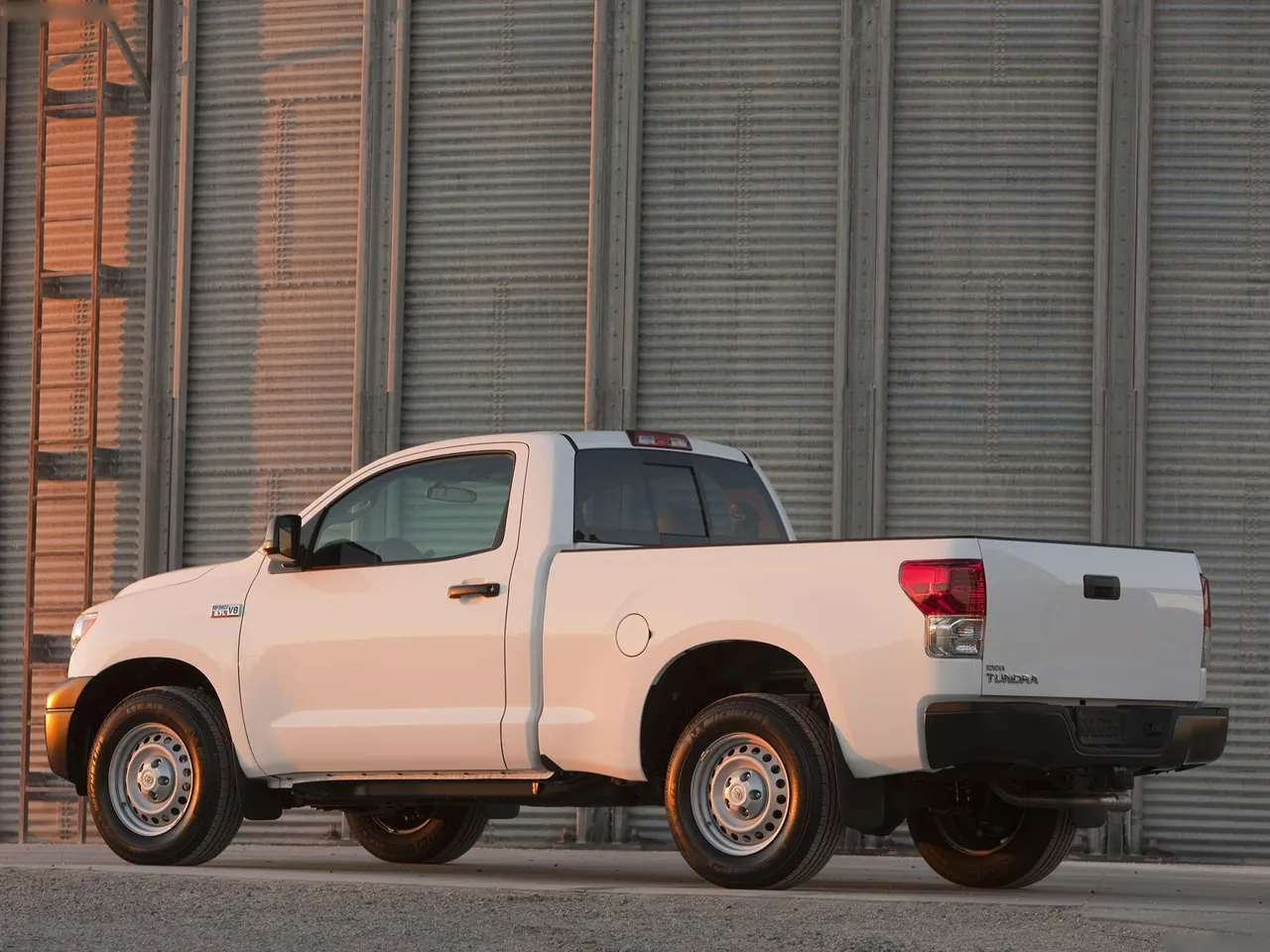 Toyota Tundra Regular Cab (2010) – zadní tříčtvrteční pohled