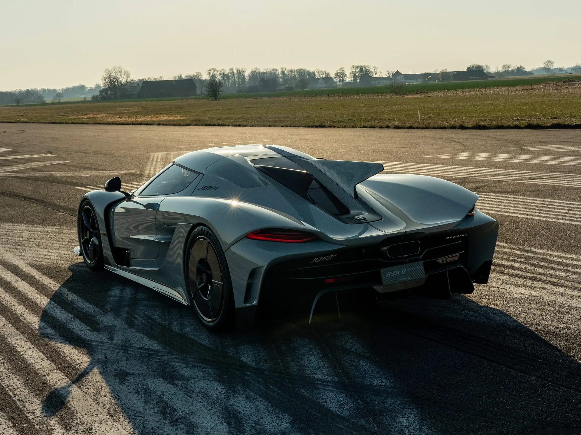 Koenigsegg Jesko Absolut (2021) – zadní tříčtvrteční pohled