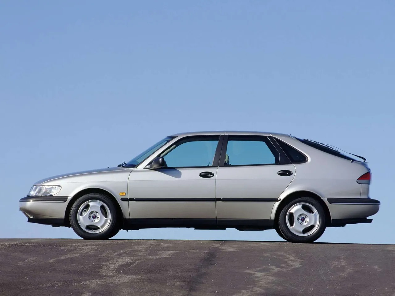Saab 900 (1997) – boční profil