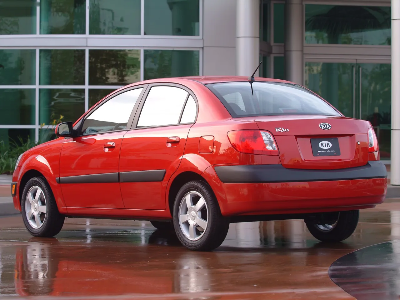 Kia Rio (2006) – zadní tříčtvrteční pohled