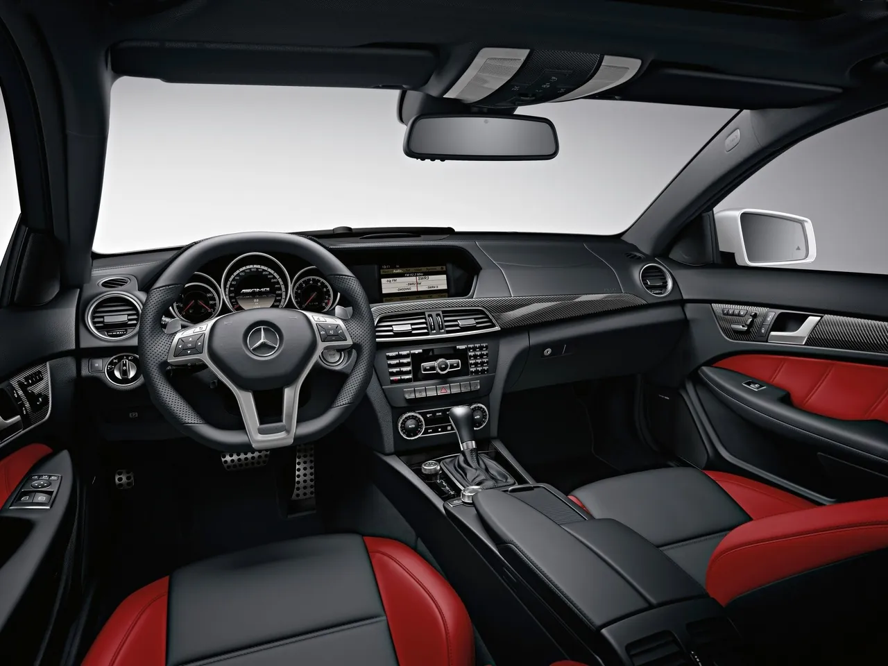 Mercedes-Benz C63 AMG Coupe (2012) – interiér
