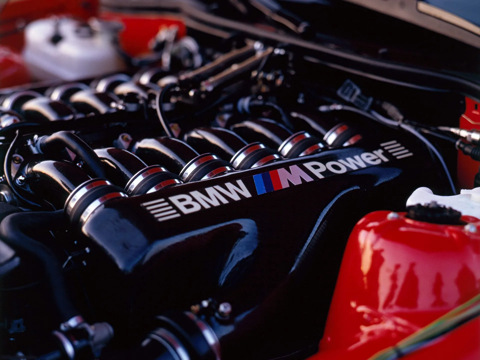 BMW M8 Concept (1990) – motorový prostor
