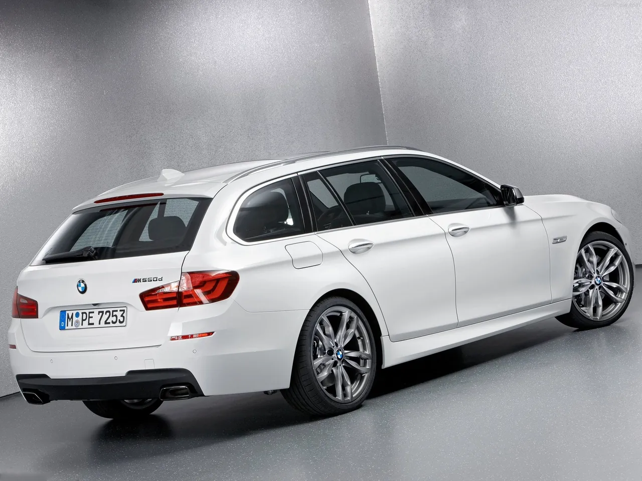 BMW M550d xDrive Touring (2013) – zadní tříčtvrteční pohled