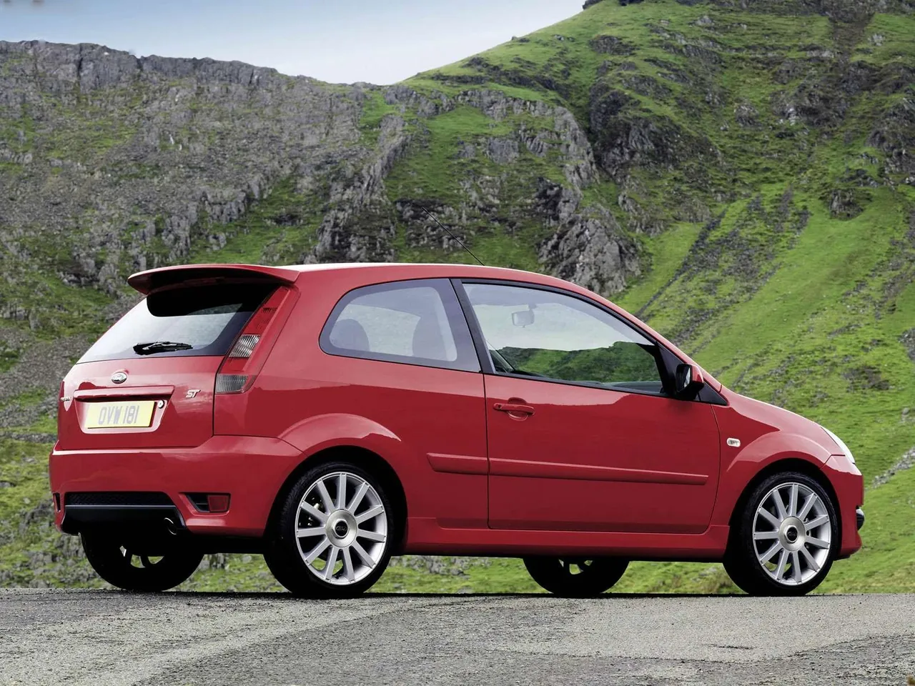 Ford Fiesta ST (2005) – zadní tříčtvrteční pohled