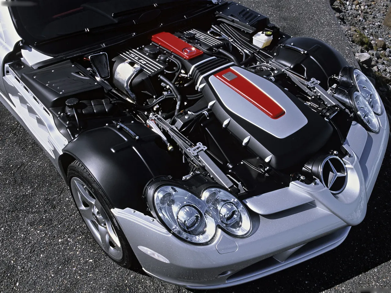 Mercedes-Benz SLR McLaren (2004) – motorový prostor
