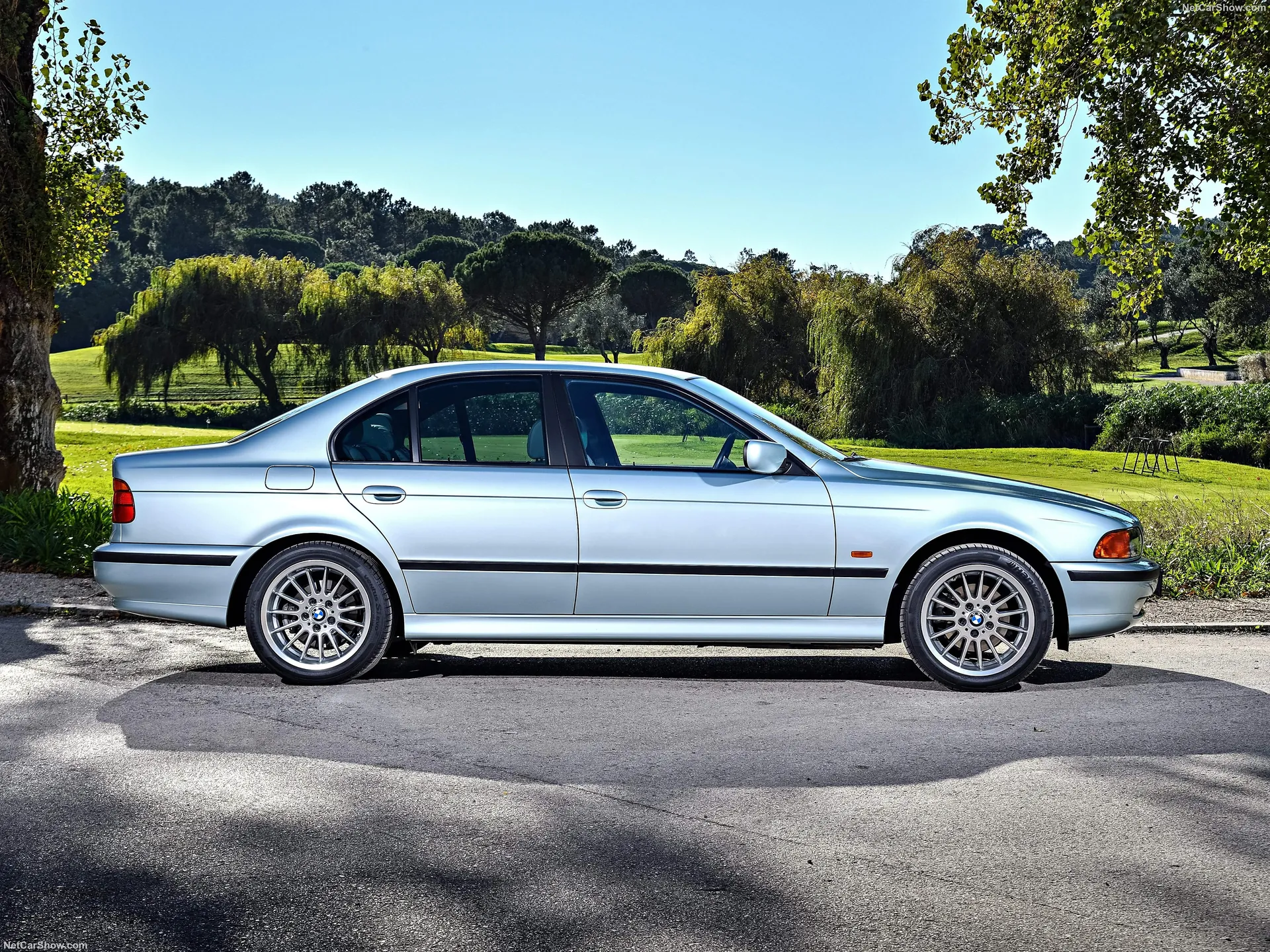 BMW 5-Series (1996) – boční profil