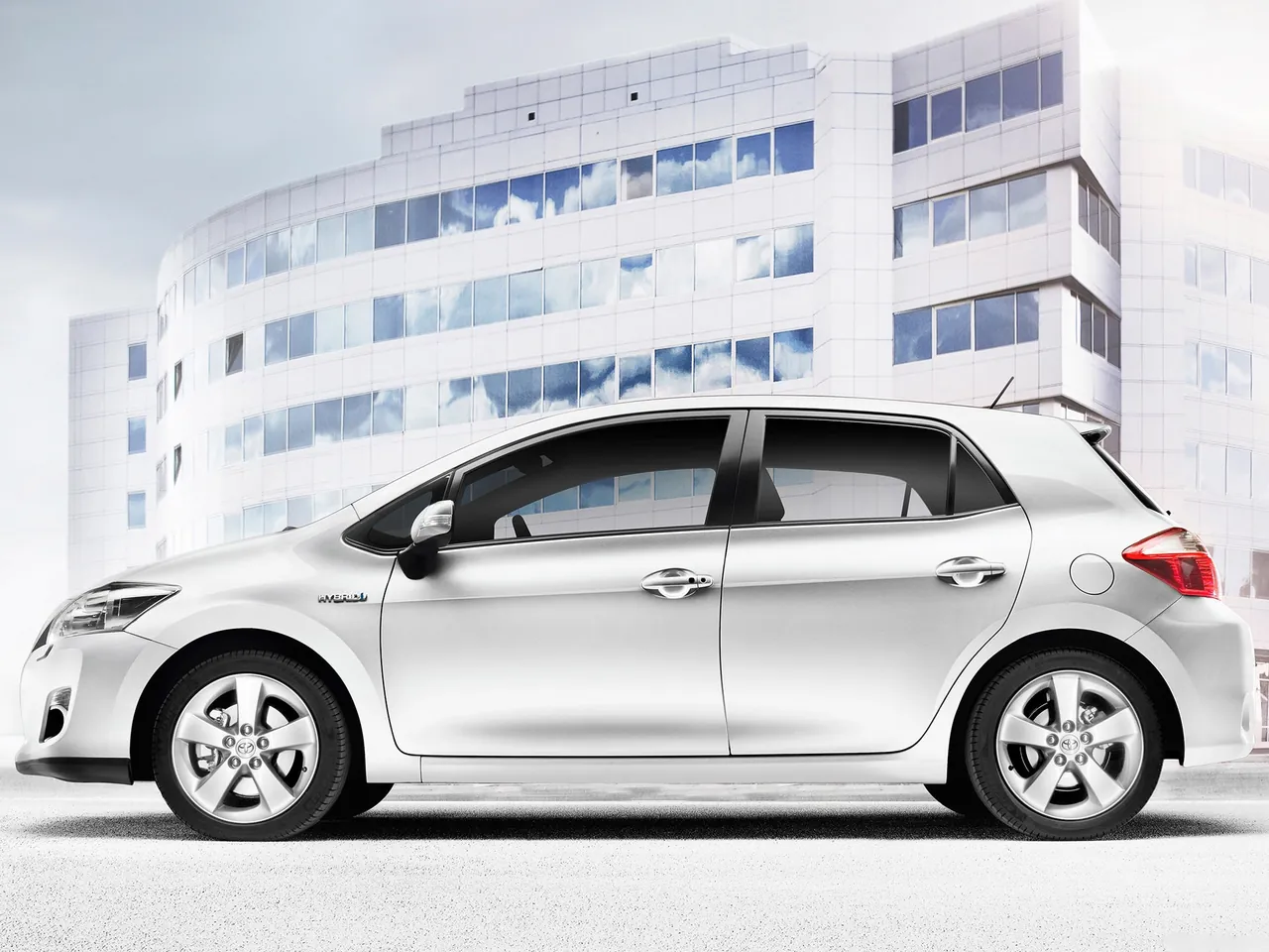 Toyota Auris HSD (2011) – boční profil