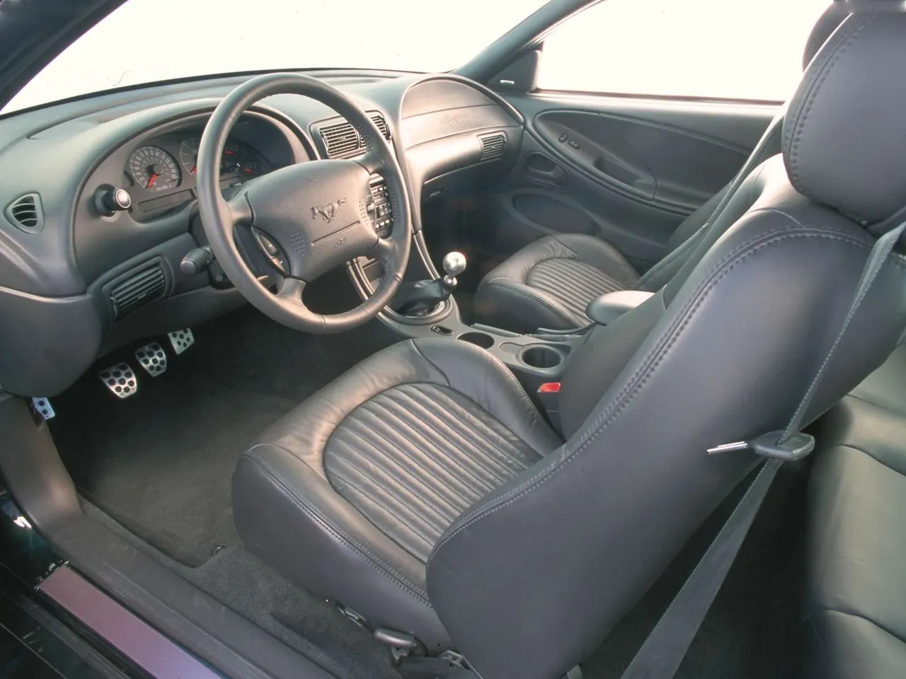 Ford Mustang Bullitt GT (2001) – interiér