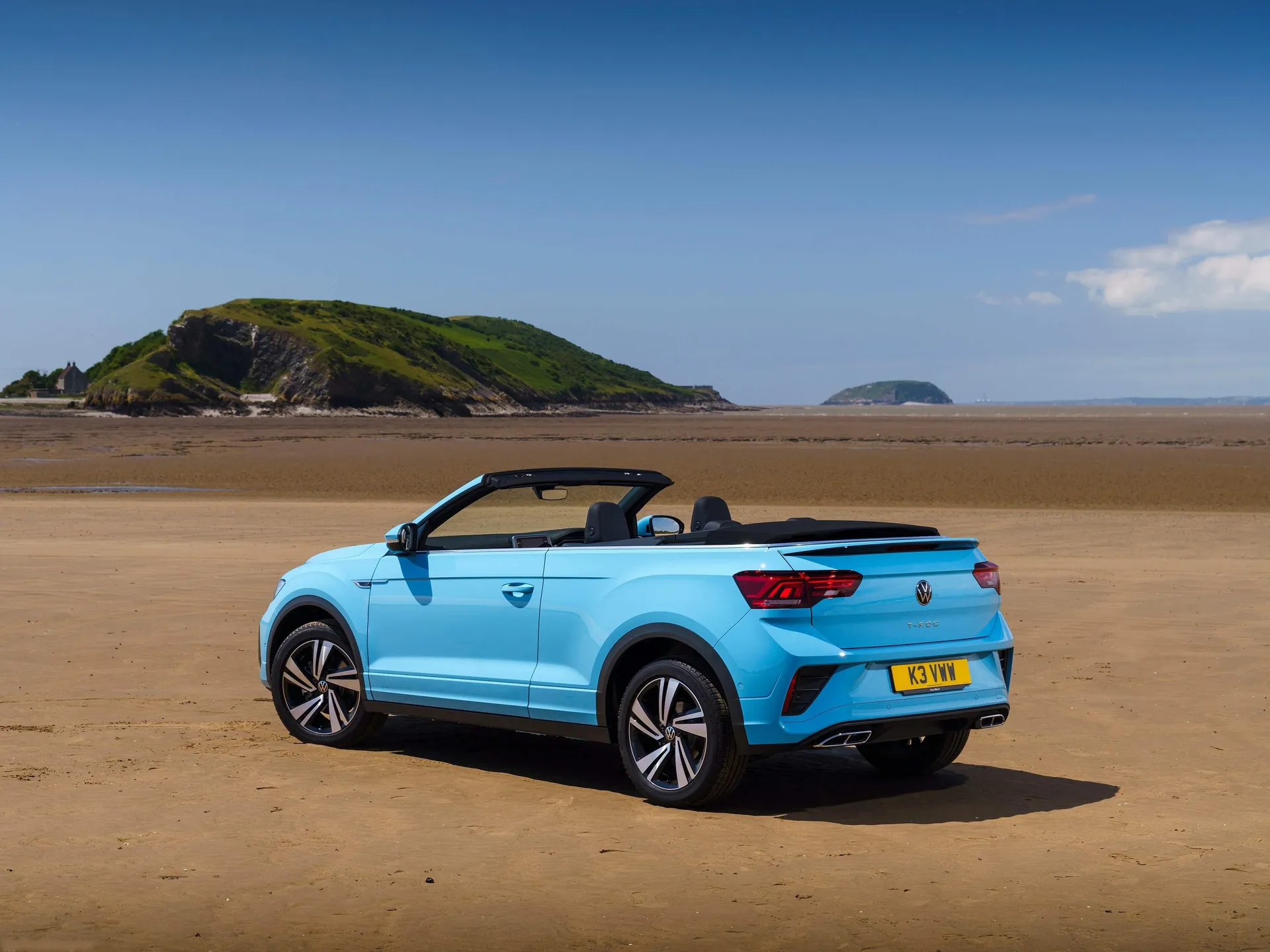 Volkswagen T-Roc Cabriolet [UK] (2022) – zadní tříčtvrteční pohled