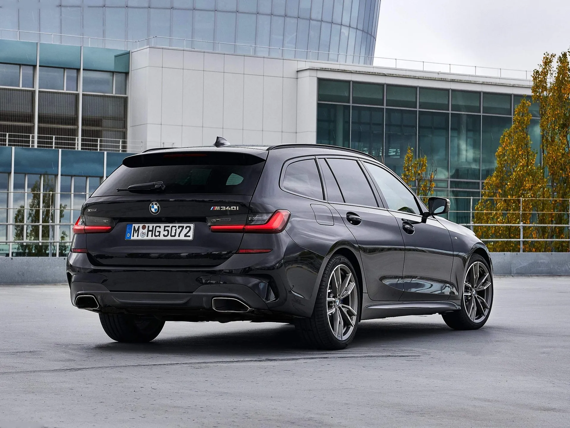 BMW M340i xDrive Touring (2020) – zadní tříčtvrteční pohled