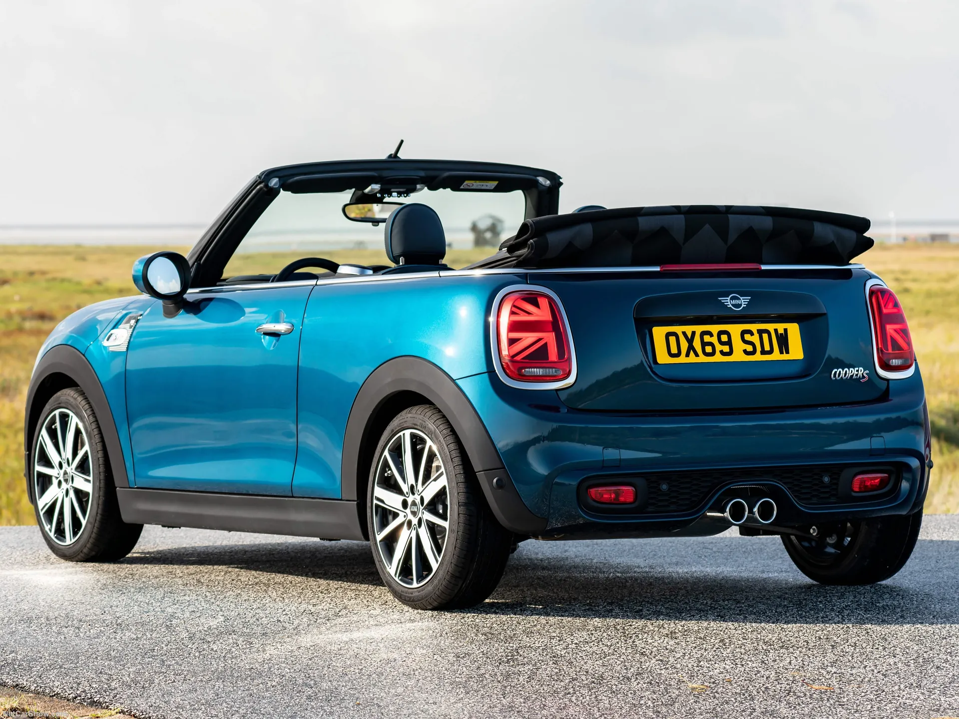 Mini Convertible Sidewalk Edition (2020) – zadní tříčtvrteční pohled