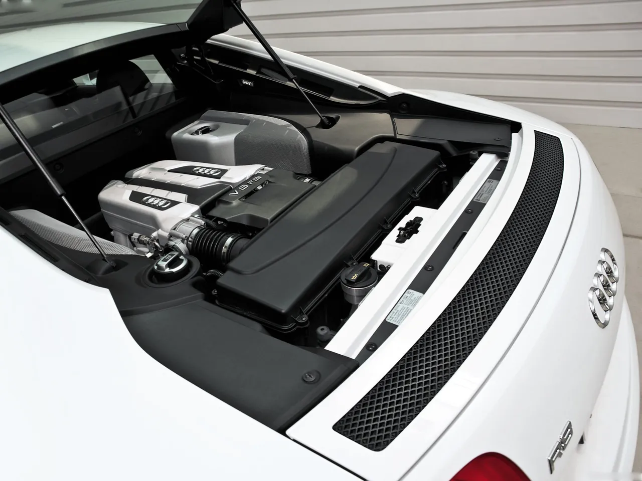 Audi R8 (2008) – motorový prostor