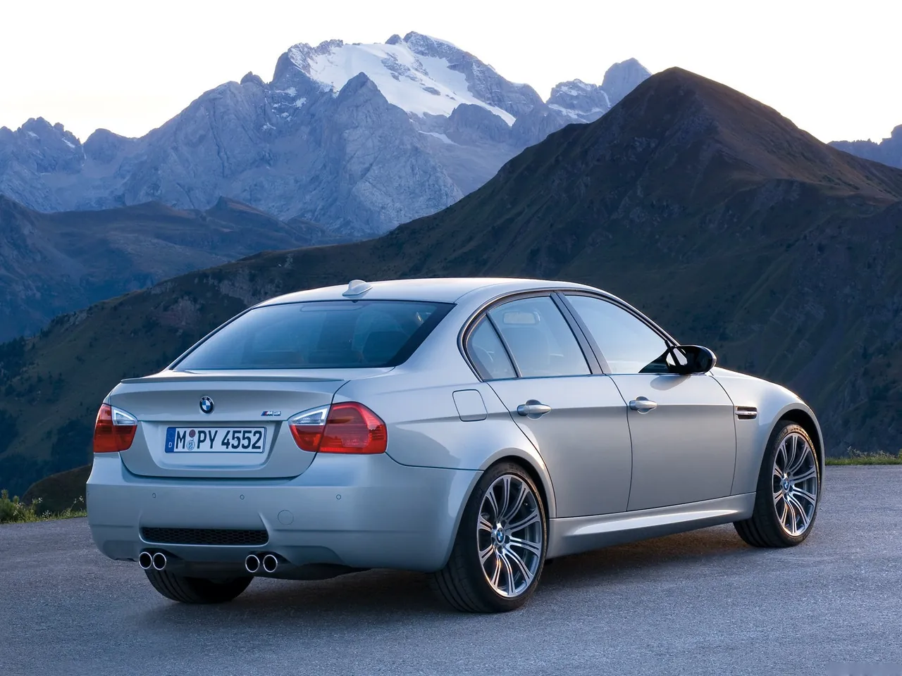 BMW M3 Sedan (2008) – zadní tříčtvrteční pohled