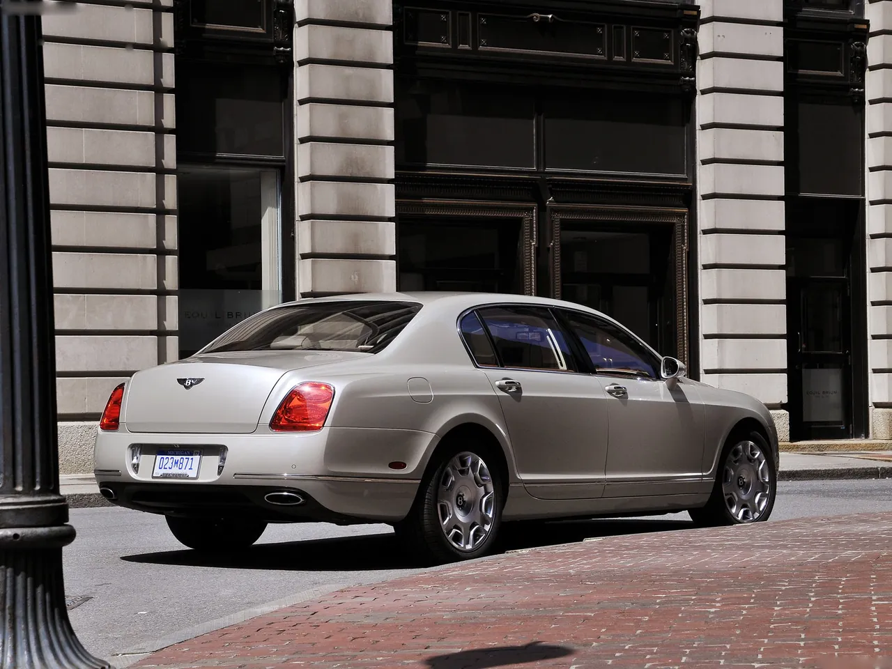Bentley Continental Flying Spur (2009) – zadní tříčtvrteční pohled