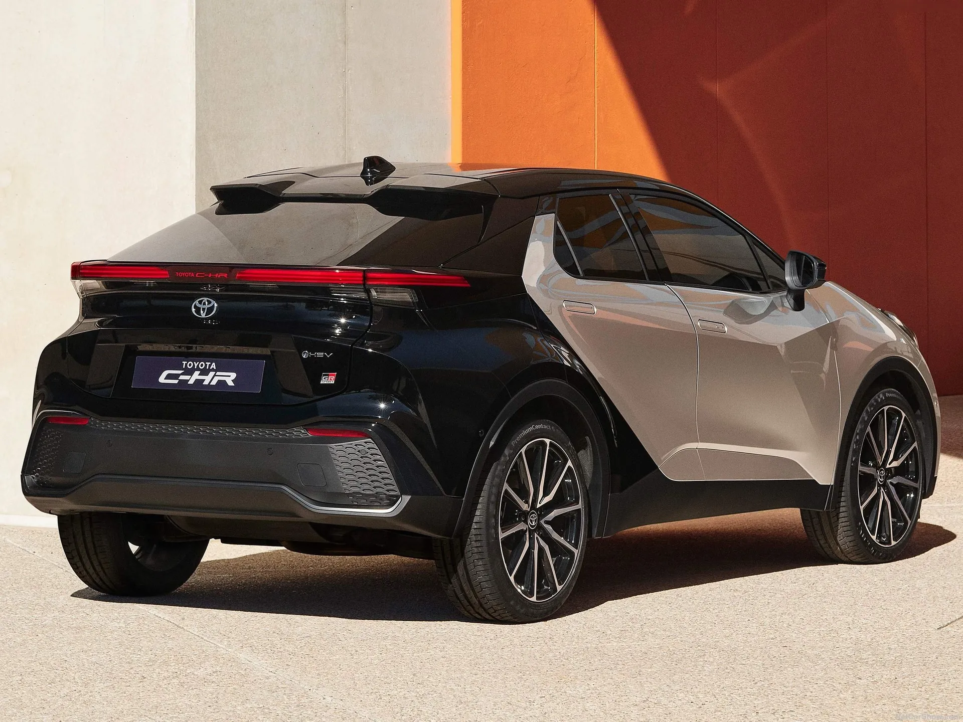 Toyota C-HR (2024) – zadní tříčtvrteční pohled