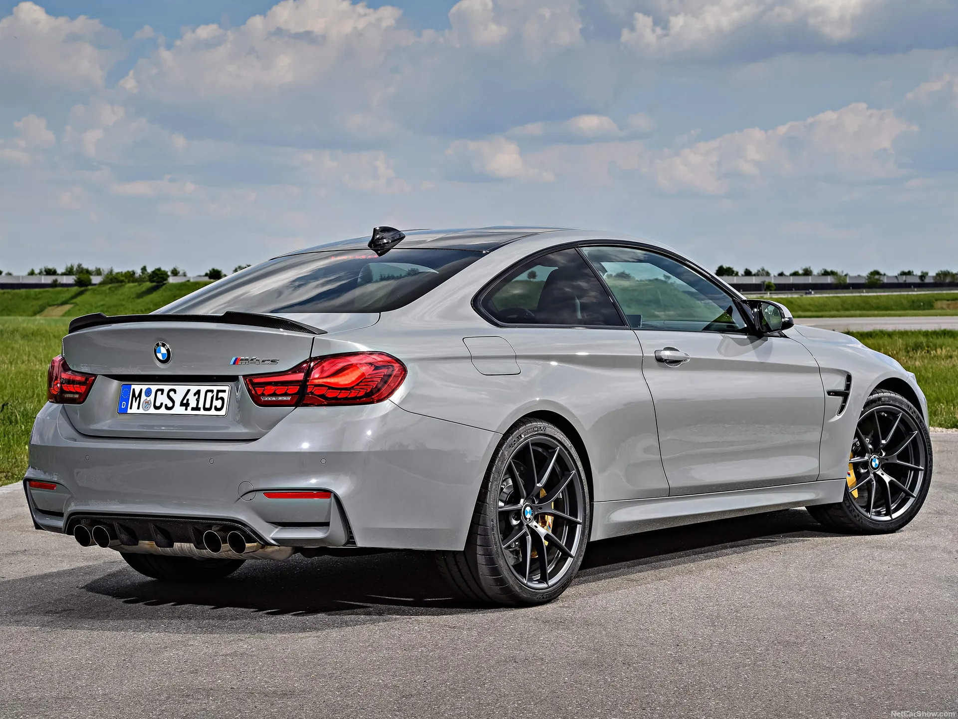 BMW M4 CS (2018) – zadní tříčtvrteční pohled