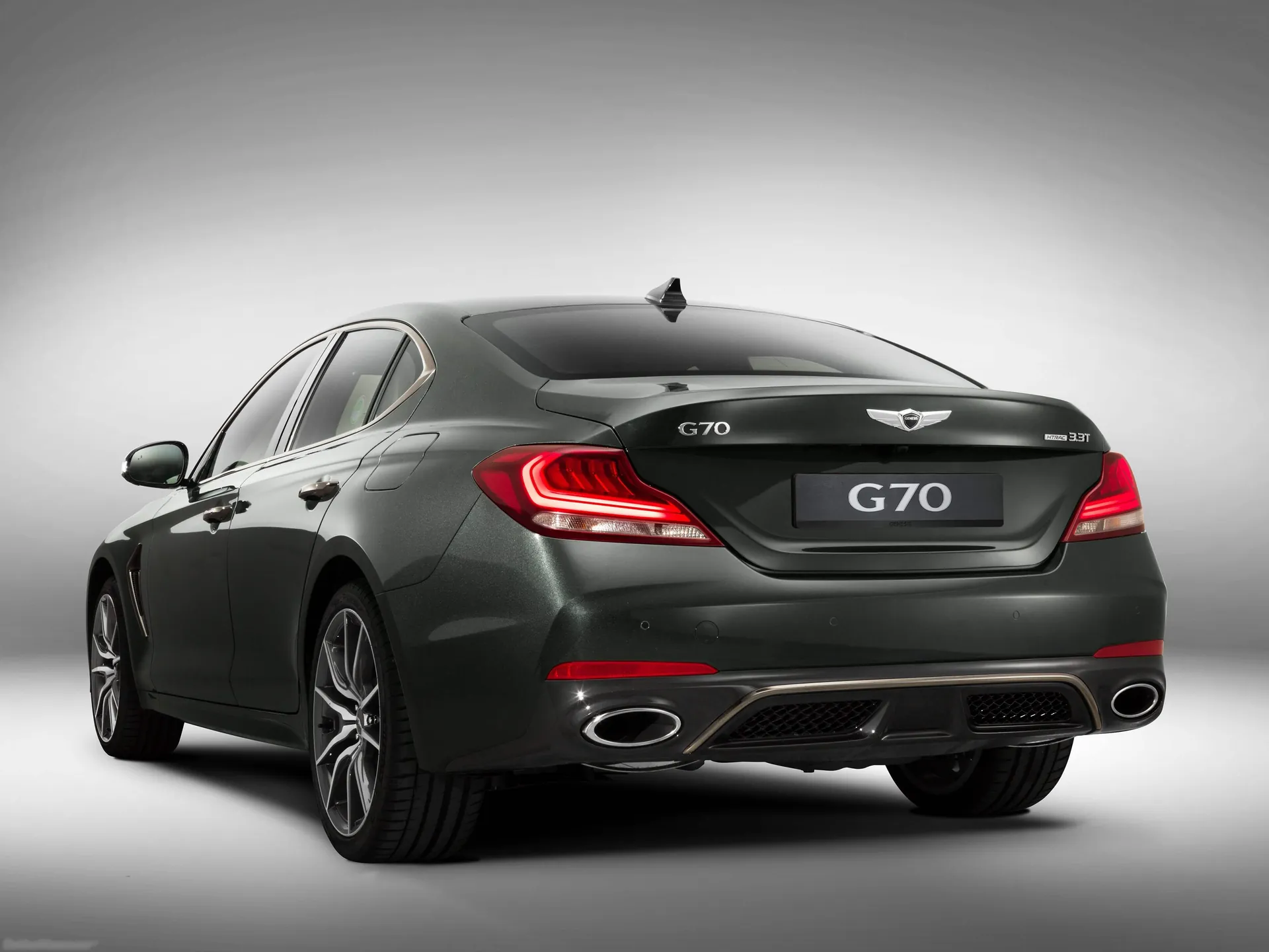Genesis G70 (2018) – zadní tříčtvrteční pohled