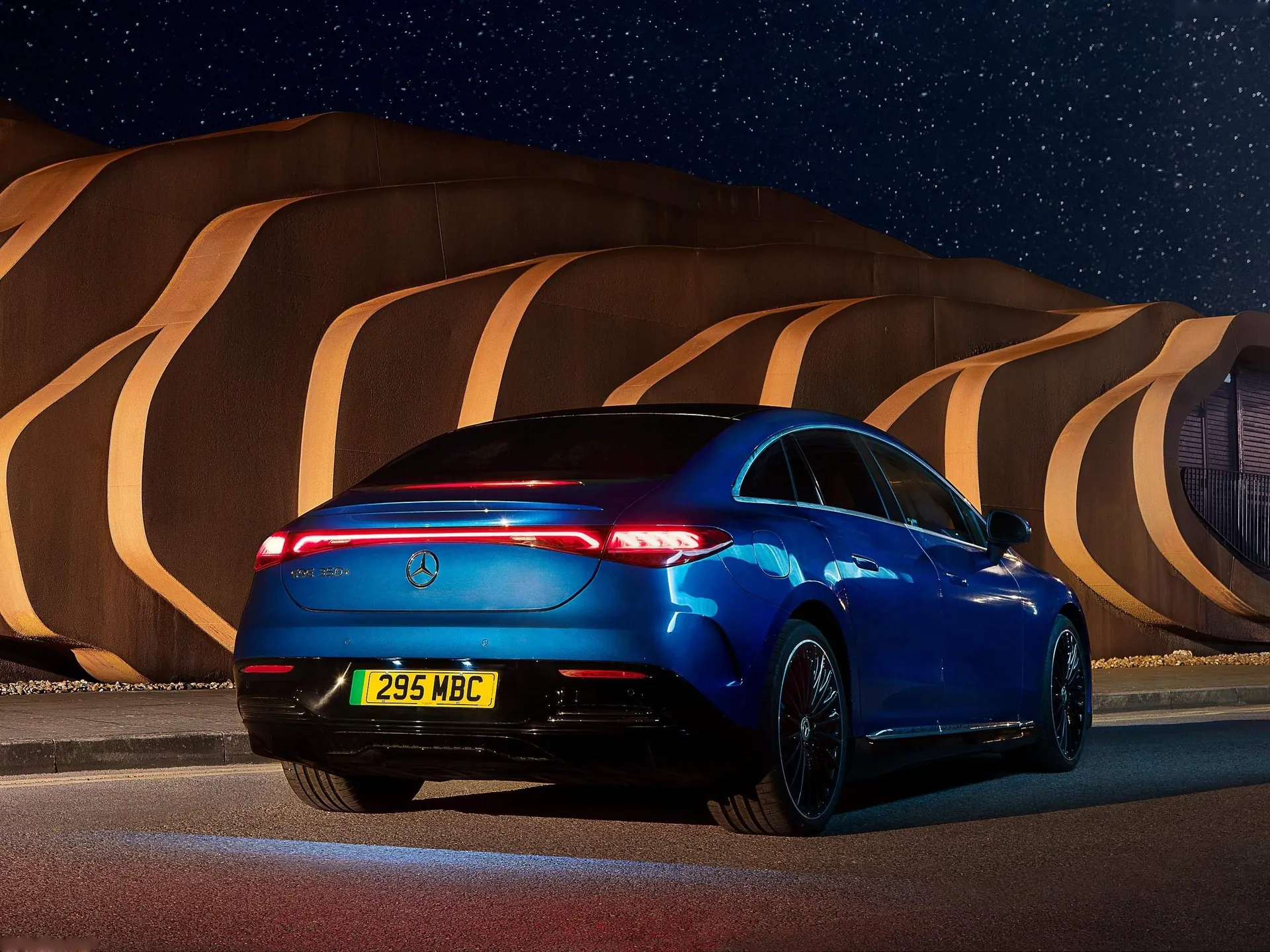 Mercedes-Benz EQE [UK] (2023) – zadní tříčtvrteční pohled