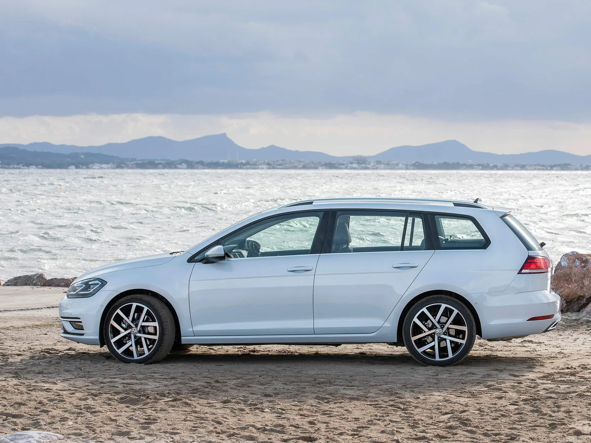Volkswagen Golf Variant (2017) – boční profil
