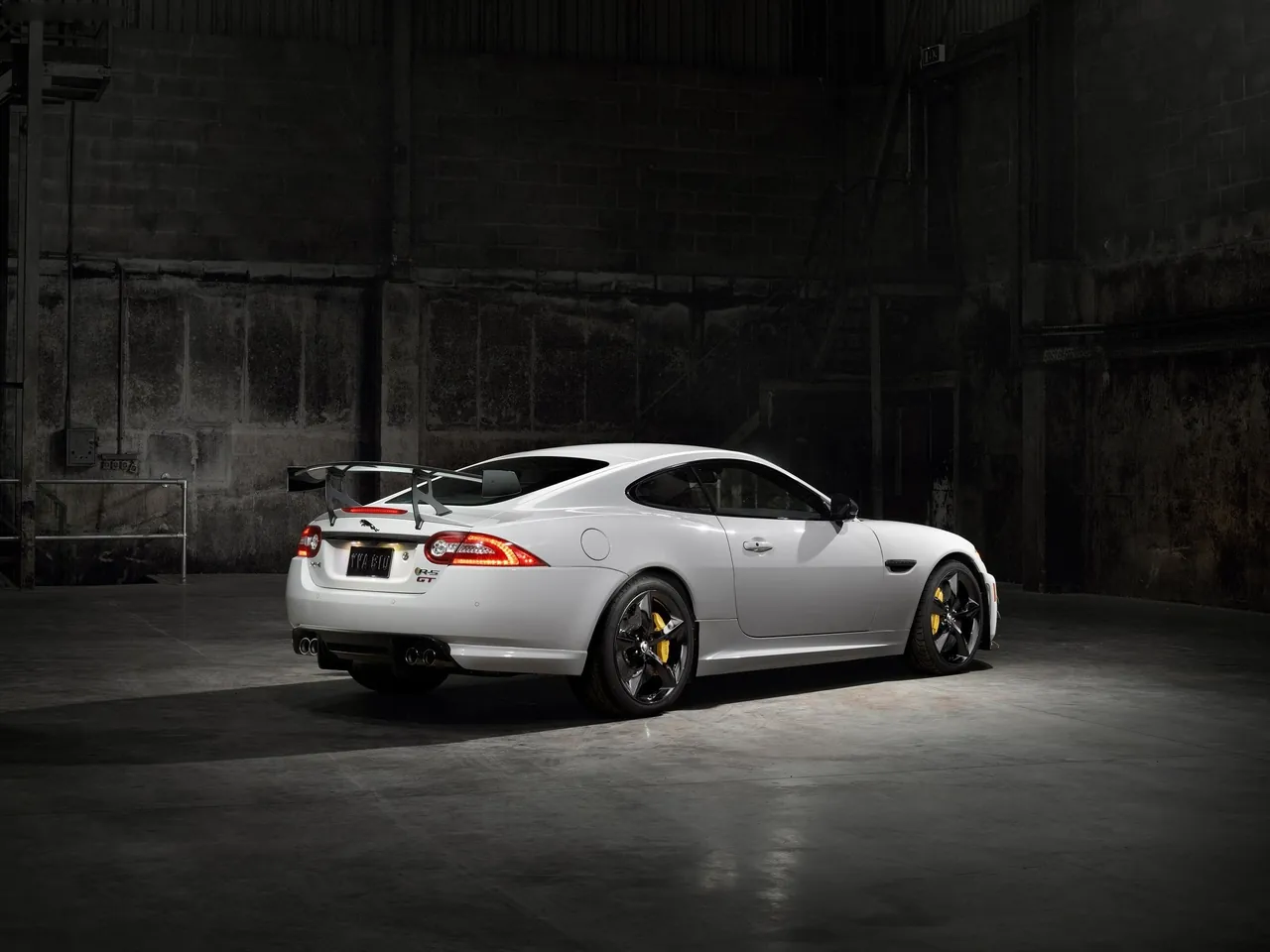 Jaguar XKR-S GT (2014) – zadní tříčtvrteční pohled