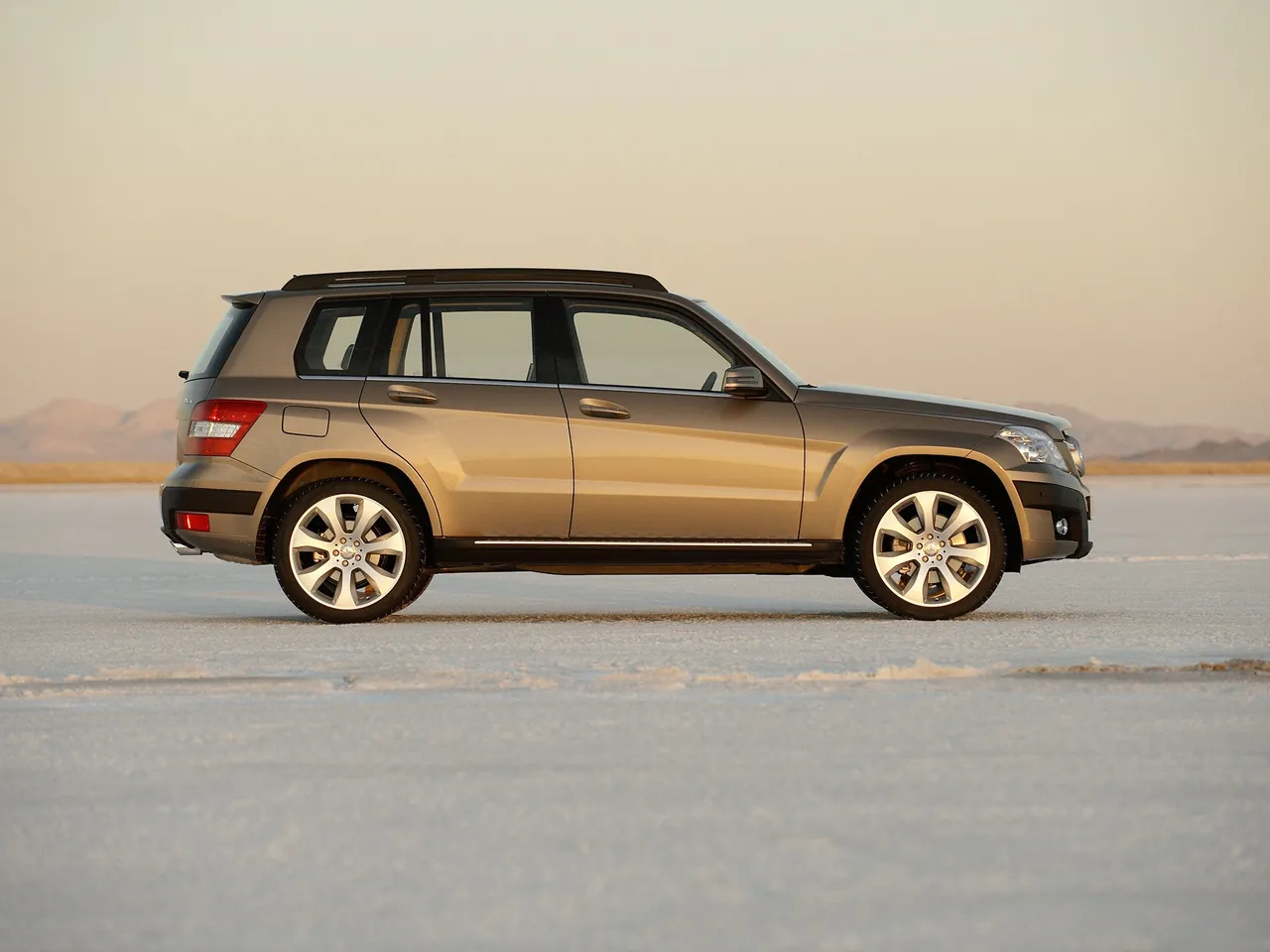 Mercedes-Benz GLK-Class (2010) - Side Profile