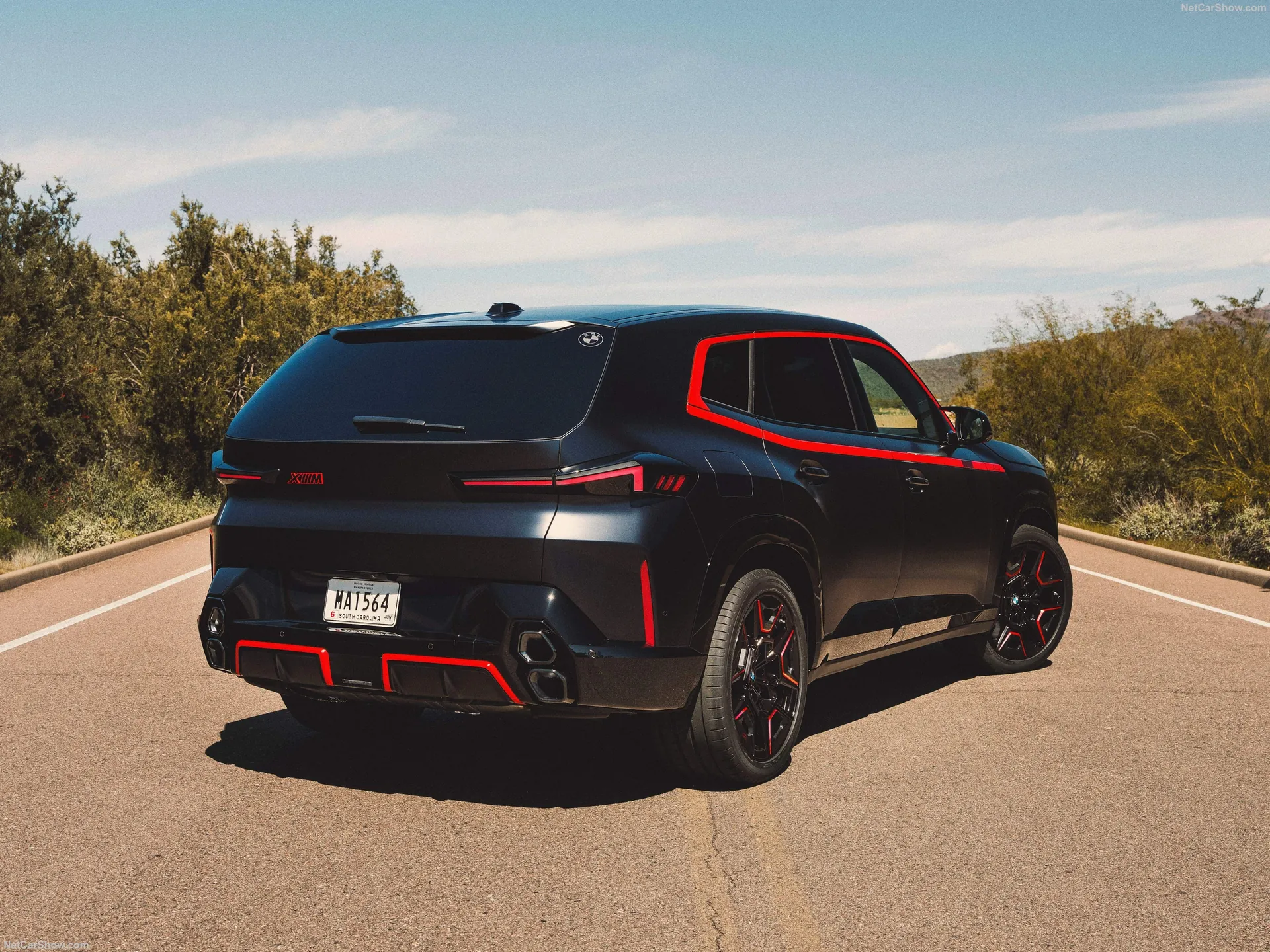 BMW XM Label Red (2024) – zadní tříčtvrteční pohled