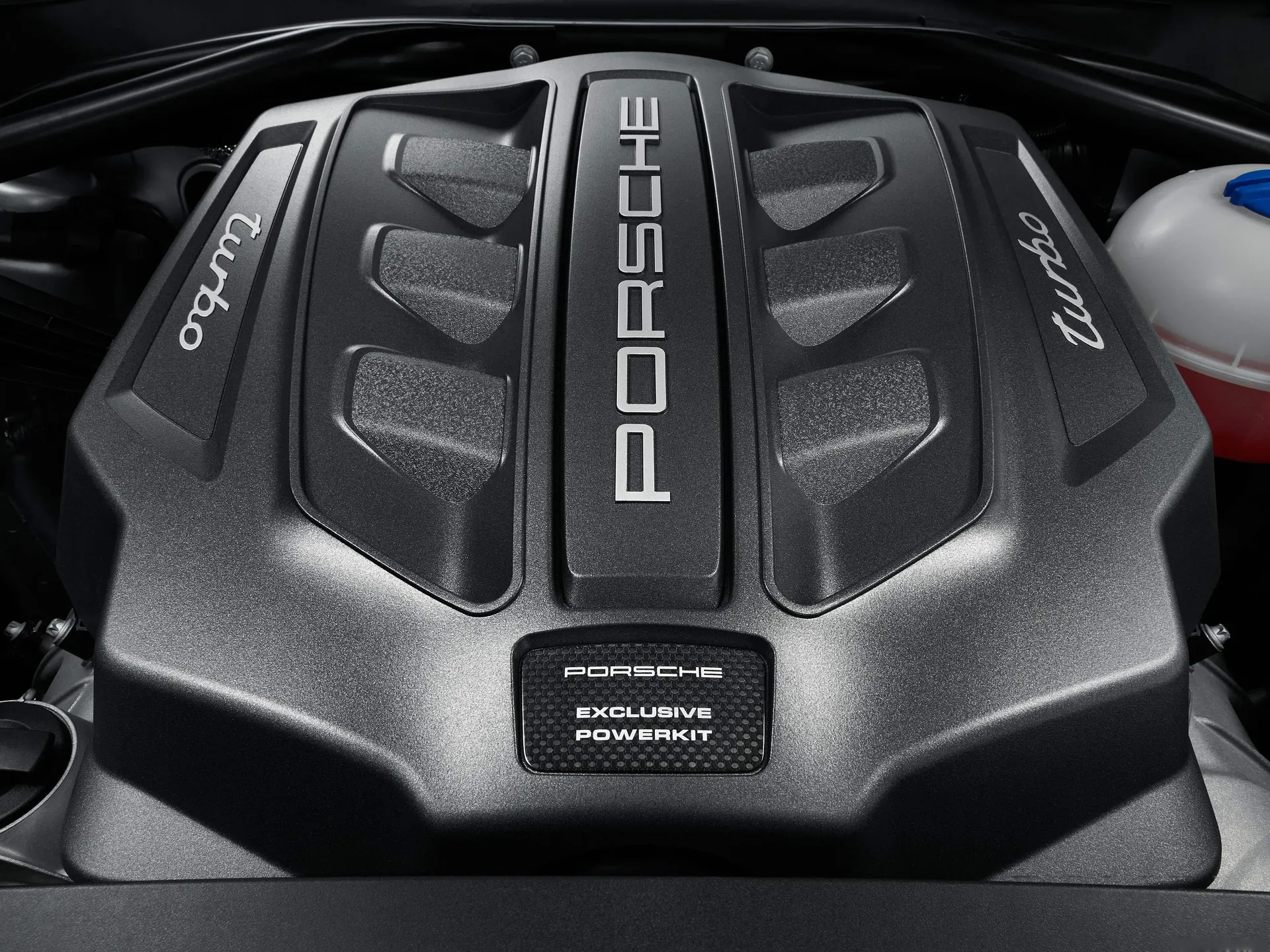 Porsche Macan Turbo with Performance Package (2017) – motorový prostor