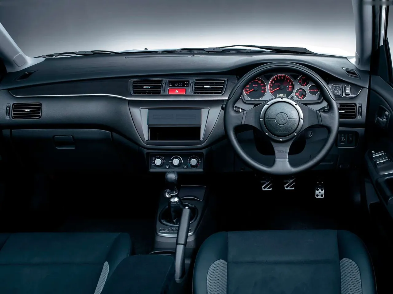 Mitsubishi Lancer Evolution Wagon GT (2005) – interiér