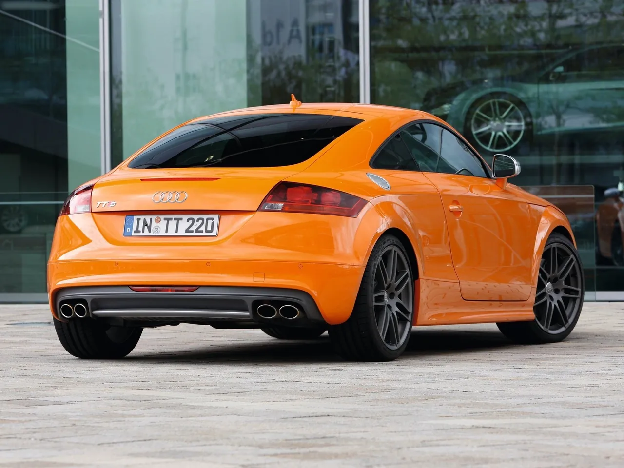 Audi TTS Coupe (2011) – zadní tříčtvrteční pohled