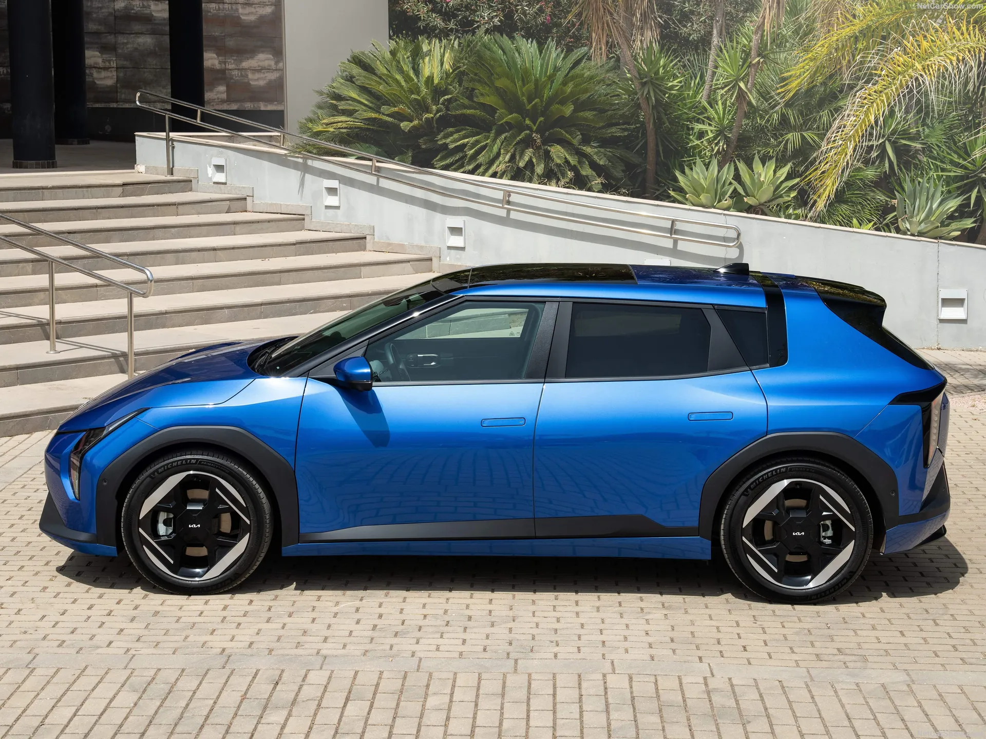 Kia EV4 Hatchback (2026) – boční profil
