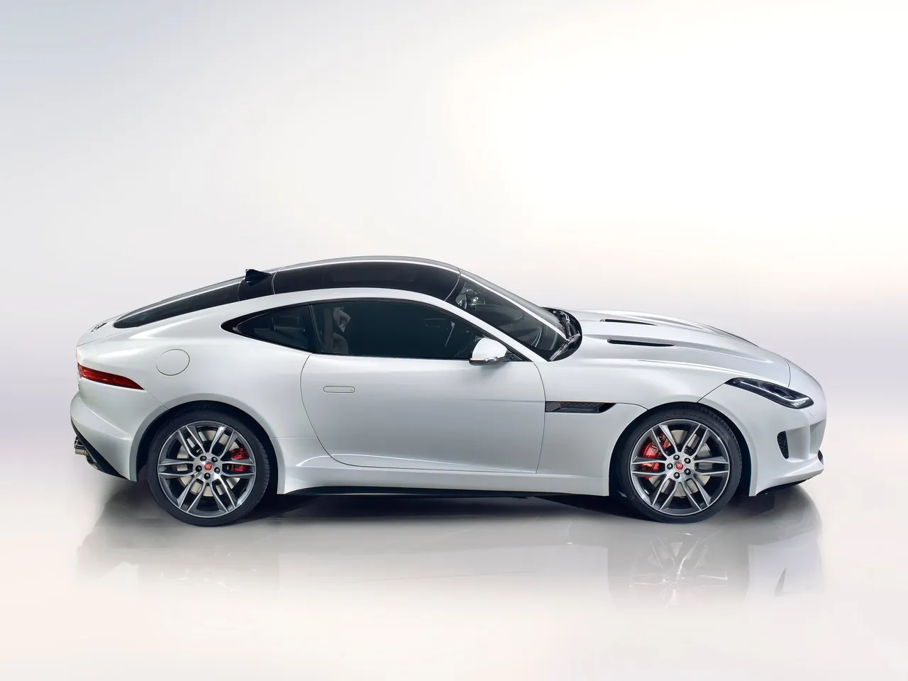 Jaguar F-Type R Coupe (2015) – boční profil
