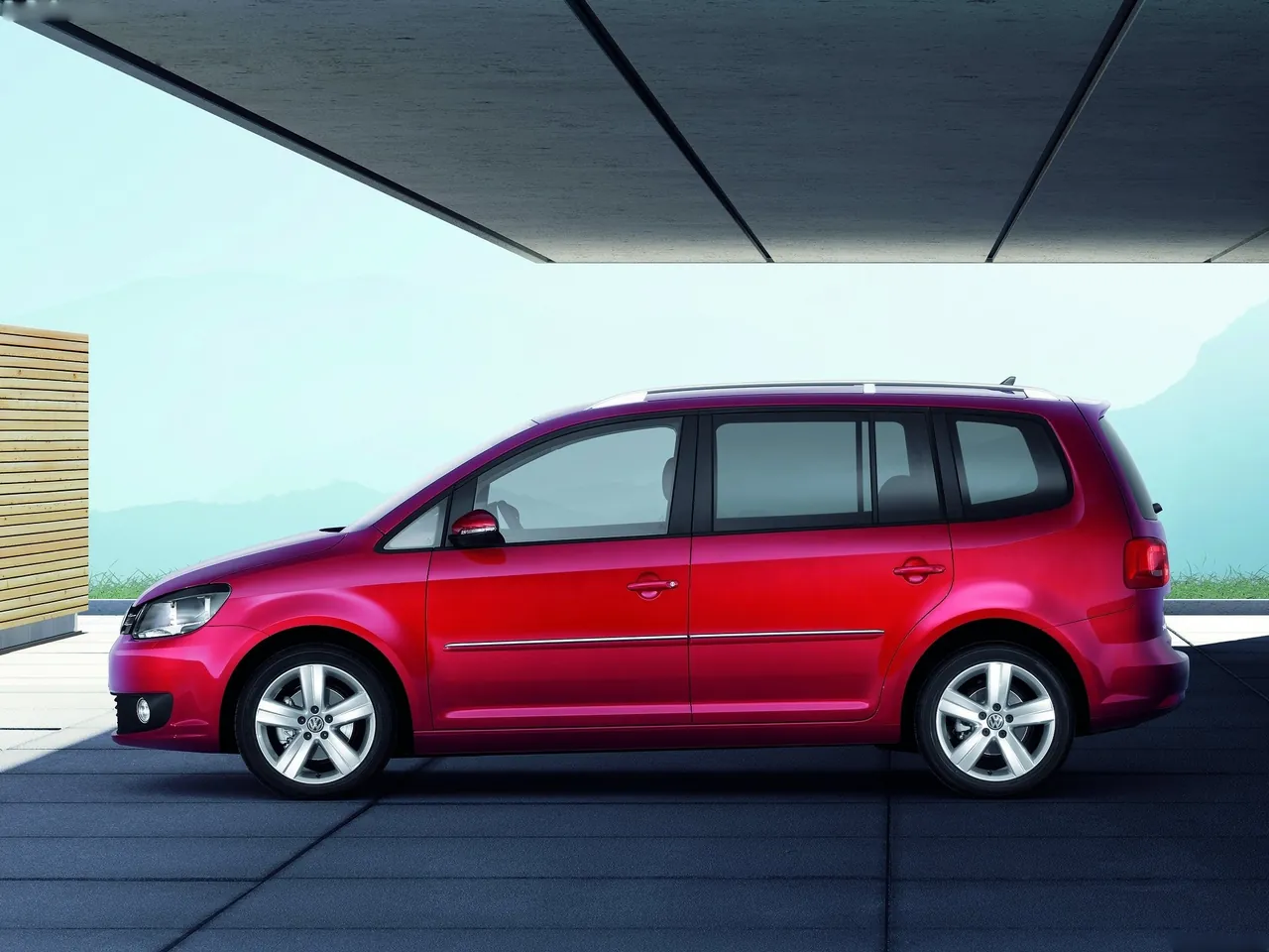 Volkswagen Touran (2011) – boční profil
