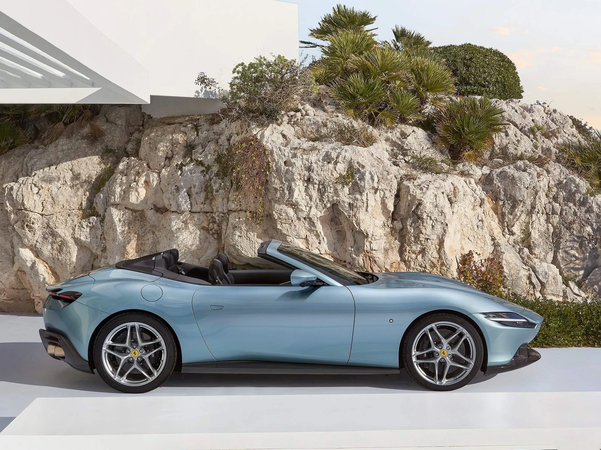 Ferrari Roma Spider (2024) – boční profil