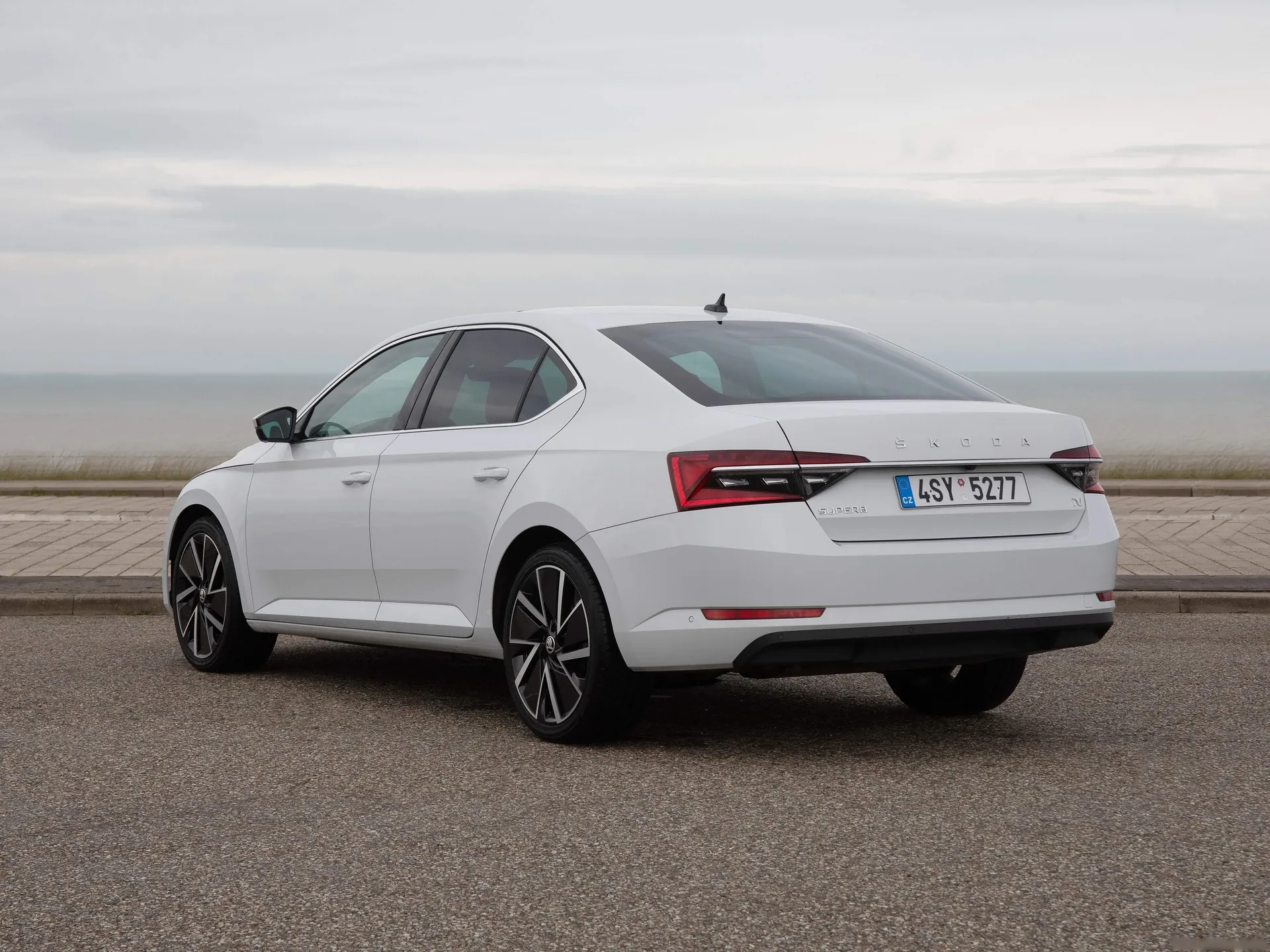Skoda Superb iV (2020) – zadní tříčtvrteční pohled