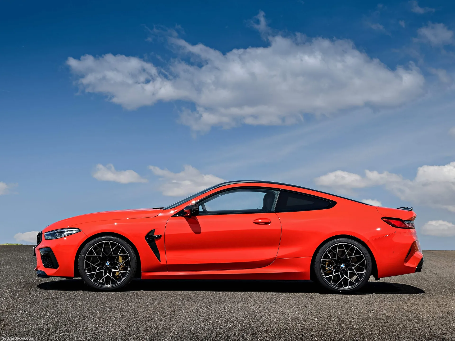 BMW M8 Competition Coupe (2020) – boční profil