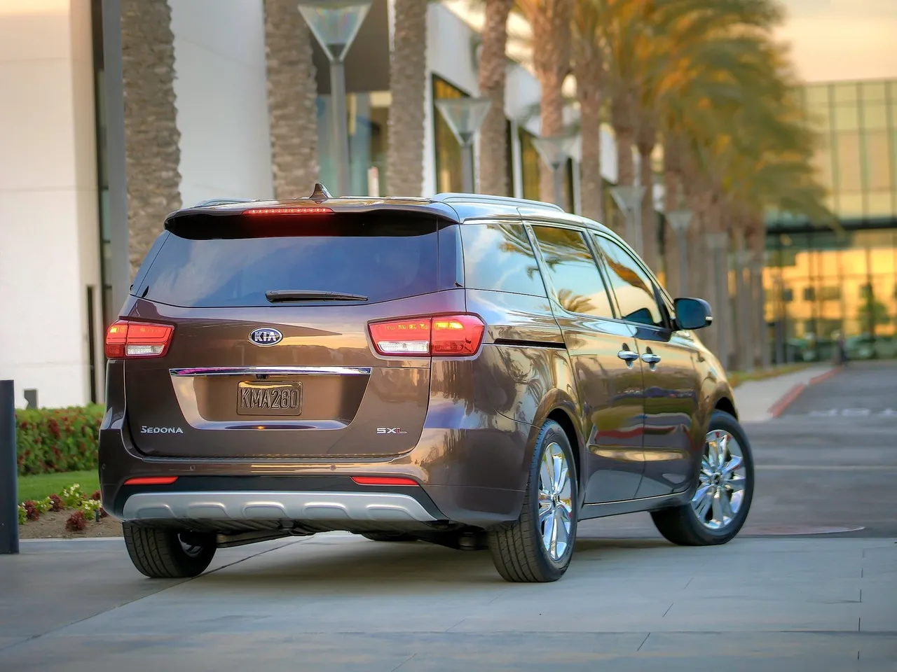 Kia Sedona (2015) – zadní tříčtvrteční pohled
