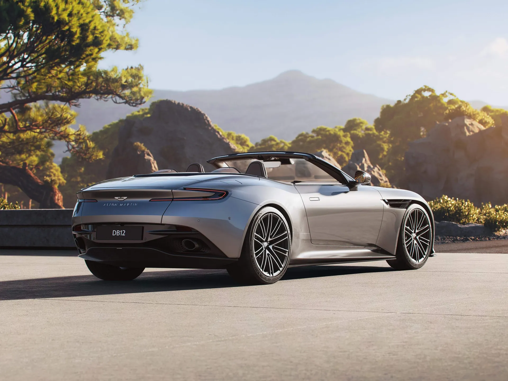 Aston Martin DB12 Volante (2024) – zadní tříčtvrteční pohled