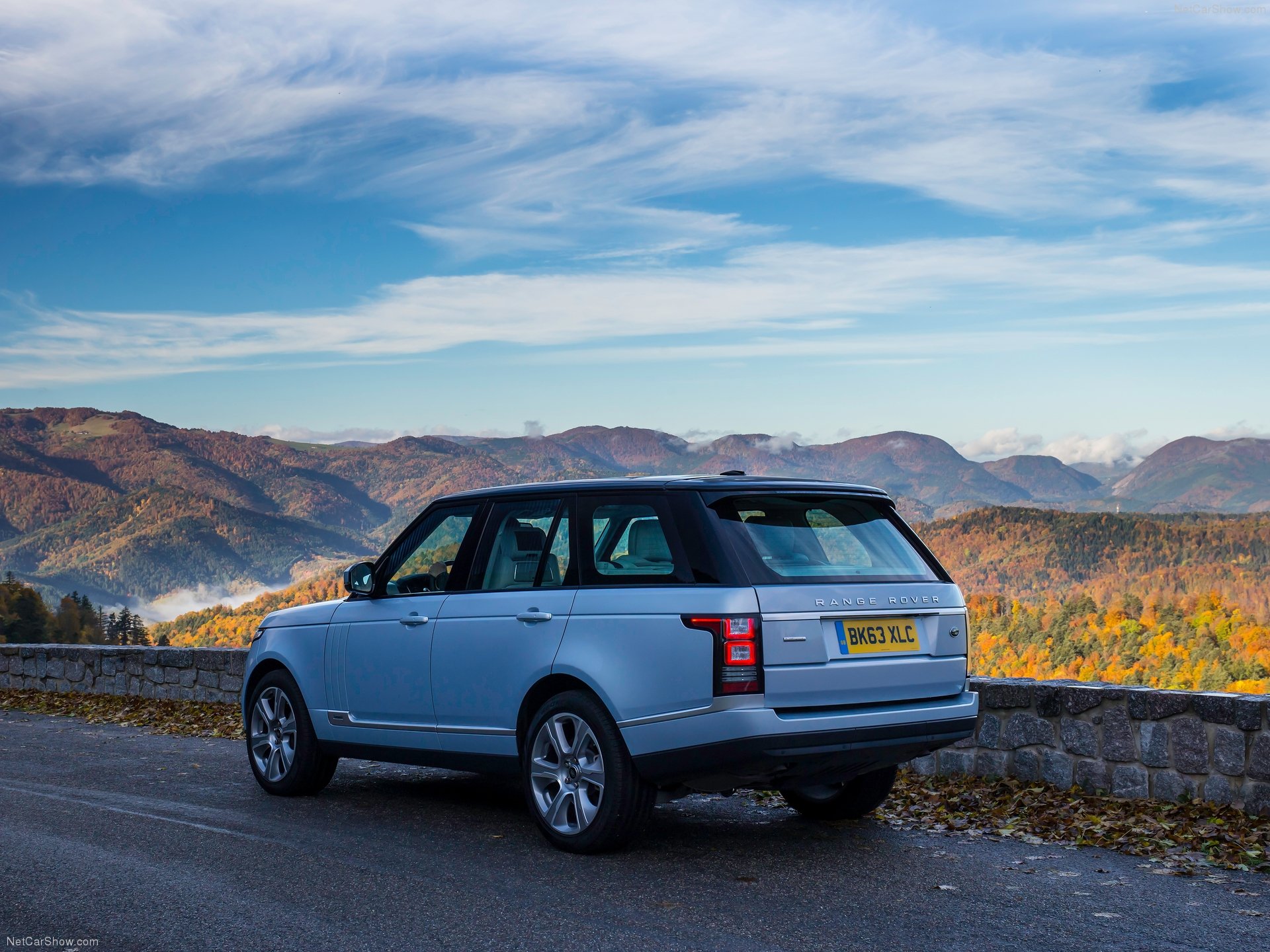 Land Rover Range Rover Hybrid (2015) - Rear Three-Quarter