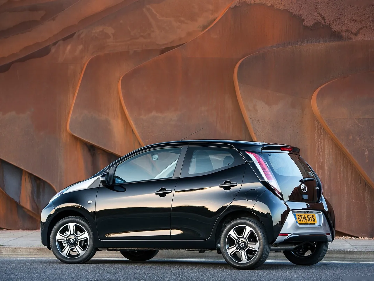 Toyota Aygo (2015) – zadní tříčtvrteční pohled